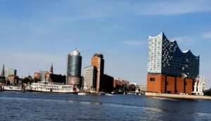 Hamburger Hafen mit Elbphilharmonie