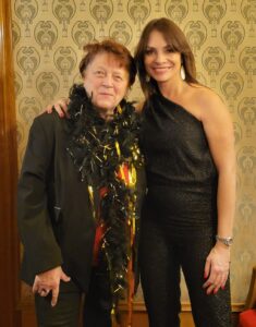 Petra Gütte mit Moderatorin Jean Bork Premiere Berlin Berlin Admiralspalast 2022