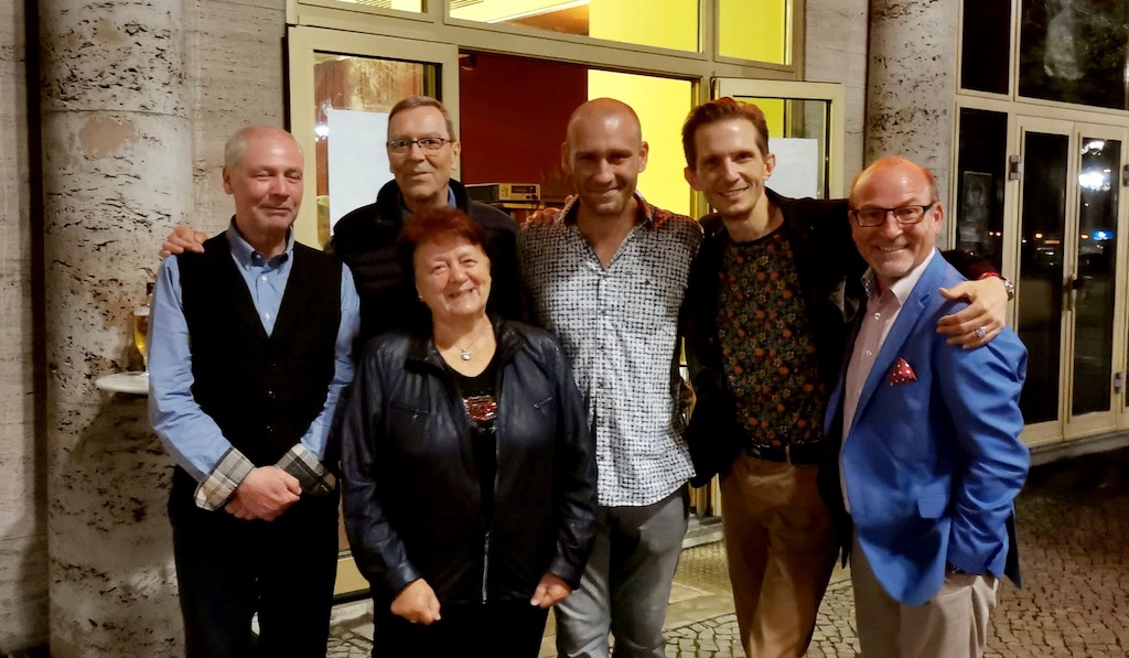 Lokalnachrichtenredakteurin Petra Gütte inmitten des Kreativteams des Theater Berliner Schnauze.