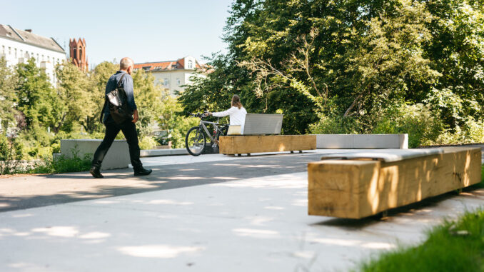 gruenberlin_projekte_infrastruktur_berlinermauerweg_stadtmoebel_mit_menschen_c_konstantinboerner