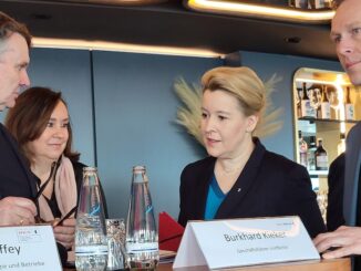 Gesprächspartner - Wirtschaftssenatorin Franziska Giffey stellte, gemeinsam mit Burkhard Kieker und Sabine Wendt, der Geschäftsführung von visitBerlin