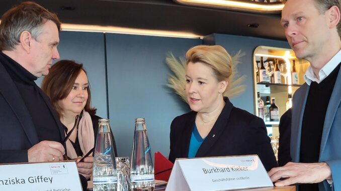 Gesprächspartner - Wirtschaftssenatorin Franziska Giffey stellte, gemeinsam mit Burkhard Kieker und Sabine Wendt, der Geschäftsführung von visitBerlin