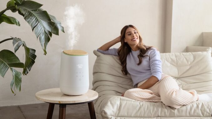 Der AH 680 ist der erste Luftbefeuchter seiner Art, der über ein Deckelaustauschsystem verfügt und sich so jedem Wohnambiente perfekt anpasst. Je nach Bedarf stehen zwei Deckel in weiß oder Holzoptik zur Auswahl. So sorgt er nicht nur für gesunde Raumluft, sondern stellt auch ein dekoratives Wohnaccessoire dar.