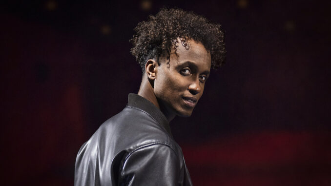 Der gebürtige Brasilianer Benét Monteiro hat sich im Casting durchgesetzt und spielt die Titelrolle in MJ – Das Michael Jackson Musical (Foto: Stage Entertainment / Morris Mac Matzen