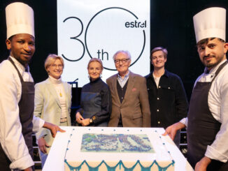 Eine Torte zum Jubiläum + im Hintergrund v.l. Ute Jacobs, Frau Dr. Streletzki, Ekkehard Streletzki, Maxim Streletzki / Bild: ©Estrel Berlin