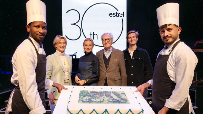 Eine Torte zum Jubiläum + im Hintergrund v.l. Ute Jacobs, Frau Dr. Streletzki, Ekkehard Streletzki, Maxim Streletzki / Bild: ©Estrel Berlin