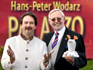 Die beiden Macher des Palazzo in Berlin: Hans-Peter Wodarz und Kolja Kleeberg vor ihrem Palastzelt. Bild: ©PALAZZO