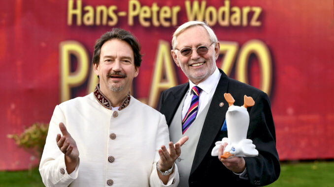 Die beiden Macher des Palazzo in Berlin: Hans-Peter Wodarz und Kolja Kleeberg vor ihrem Palastzelt. Bild: ©PALAZZO