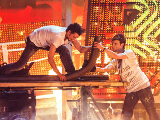 Die beiden Ehrlich-Brothers beim Bahnschienenverbiegen / Foto: ©Sebastian Drueen