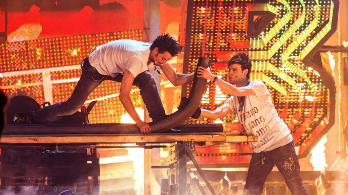 Die beiden Ehrlich-Brothers beim Bahnschienenverbiegen / Foto: ©Sebastian Drueen