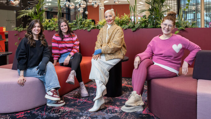 2-medi-testimonios-foto-de-grupo-M-8079 Austausch, Content-Produktion und intensive Einblicke: Anfang Dezember 2024 besuchten internationale und nationale medi Kampagnengesichter das medi Headquarter in Bayreuth. Die Lip-, Lymphödem- und Thrombose-Patientinnen teilten dabei ihre Eindrücke auch direkt mit ihrer Community. Im Bild (v. l. n. r.): Lymphödem-Patientin Nicole Faccio, Thrombose-Patientin Ilka John, Lymphödem-Patientin Esther Beltrán, Lip-Lymphödem-Patientin Jana Crämer. (Bild: © www.medi.de)