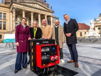 Eröffnung Gendarmenmarkt: Politiker hinter Unterflur-Wasserverteiler / ©Ole Bader