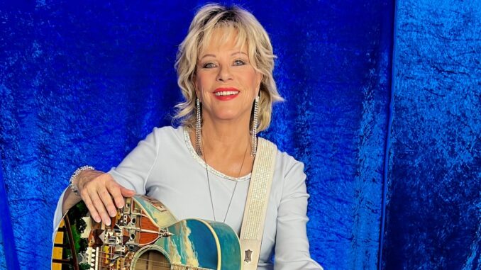 7. Graublau_Quer_ Gitarre