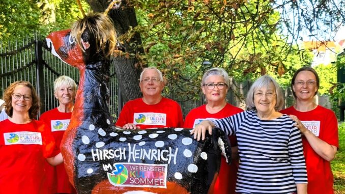 Maskottchen "Hirsch Heinrich" im Gehege am Weißen See.