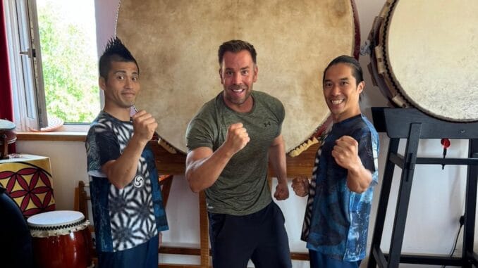 Die Yamato-Trommler Kenta Ono und Naoki Ekihiro bringen Dominic Boeer beim Trommeltraining in Berlin ordentlich zum Schwitzen.Foto: Christiane Beeck