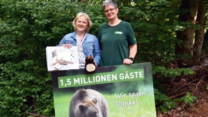 Rita Teichmann (links), Petra Konermann von Bärenwald © VIER PFOTEN BÄRENWALD Müritz Überraschung: Rita Teichmann (links) aus Hettstedt (Sachsen-Anhalt) wurde von Mitarbeiterin Petra Konermann als 1,5-millionster Gast begrüßt. © VIER PFOTEN I BÄRENWALD Müritz