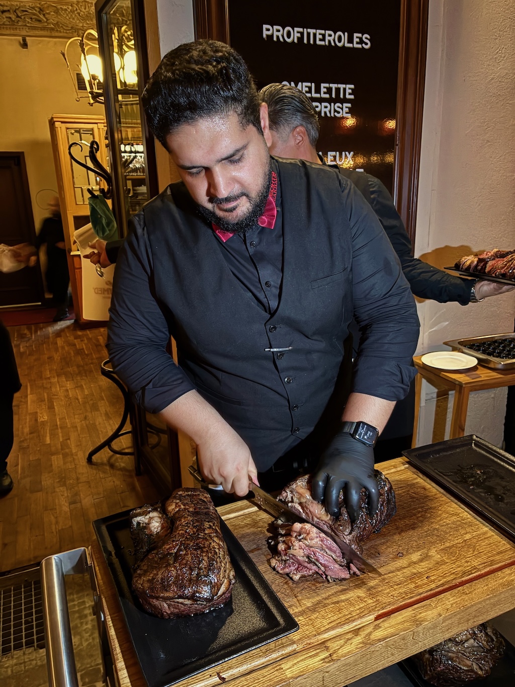 Brechts Steakhaus Grillmeister schneidet Steaks