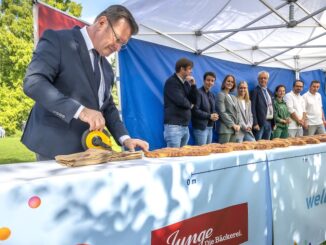 Zehn Meter: Rekordrichter Olaf Kuchenbecker vermisst das längste Franzbrötchen der Welt.  Foto: budni/Ulrich Schaarschmidt