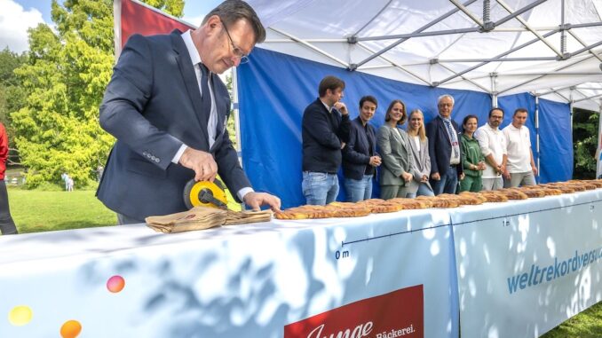 Zehn Meter: Rekordrichter Olaf Kuchenbecker vermisst das längste Franzbrötchen der Welt.  Foto: budni/Ulrich Schaarschmidt