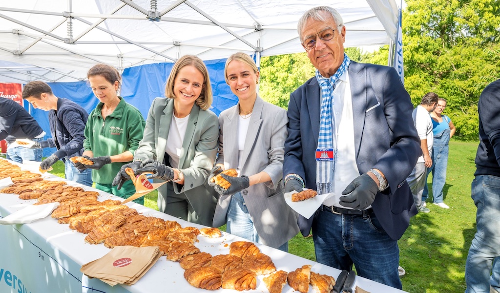 Das Schönste kommt zum Schluss: Nach dem Rekord verteilen Isabelle und Caroline Junge (beide Junge Die Bäckerei.) sowie Cord Wöhlke (Budni) „Franz im Glück“ an die Besucher des Tierparks Hagenbeck. / Foto: Junge Die Bäckerei.