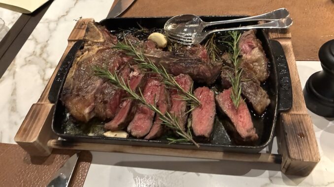 21-Tage-dry-aged Bio Galloway Roastbeef am Knochen Midtown Grill Marriott 21-Tage-dry-aged Bio Galloway Roastbeef am Knochen Midtown Grill im Marriott am Potsdamer Platz.
