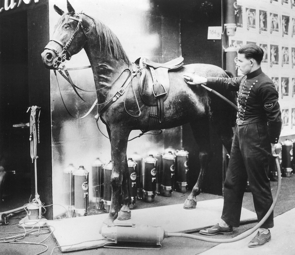 1928, Na, endlich – der Pferdestaubsauger ist da !