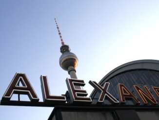 S-Bahnhof Alexanderplatz mit Fernsehturm im Hintergrund.