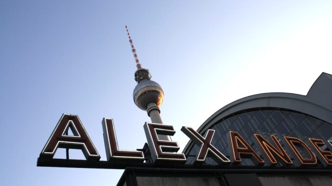 S-Bahnhof Alexanderplatz mit Fernsehturm im Hintergrund.