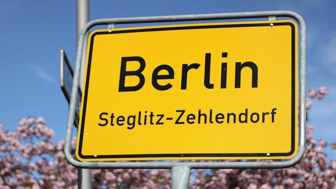 Ortseingangsschild Berlin Steglitz-Zehlendorf.
