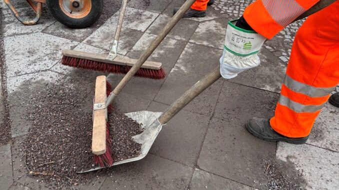 Splittbeseitigung mit Besen und Kehrichtschaufel (HD) © BSR