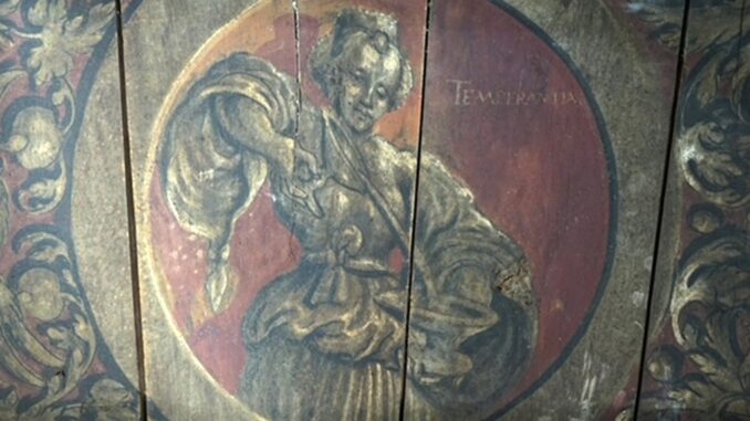 Ein Ausschnitt aus der fast 500 Jahre alten Deckenmalerei, die im neuen Junge besichtigt werden kann.