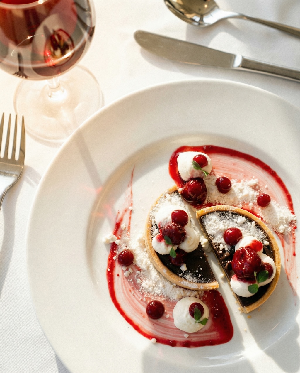 Dessert: Schokoladentarte, weiße Schokoladencreme, Schokoladenboden, glasierteKirschen und Honigkresse oder hausgemachtes Sorbet