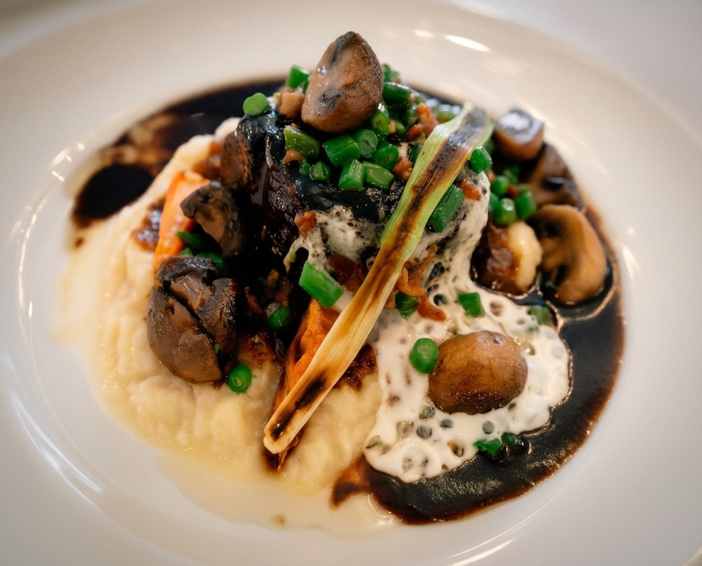 Hauptgericht Rind: Boeuf Bourguignon (Schulter), Burgunder-Jus, Speck, Pilze, Frühlingszwiebeln, Selleriepüree und gegrillte Karotten