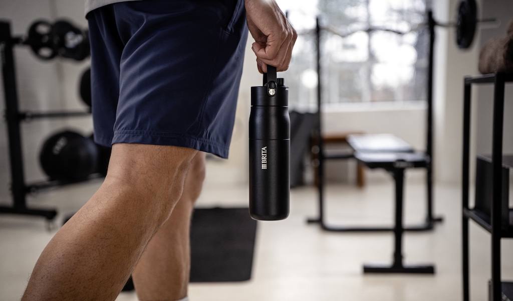2025_BRITA_LARQ_iQ_lifestyle_680_ml_black_gym_bottle_carry-Screen