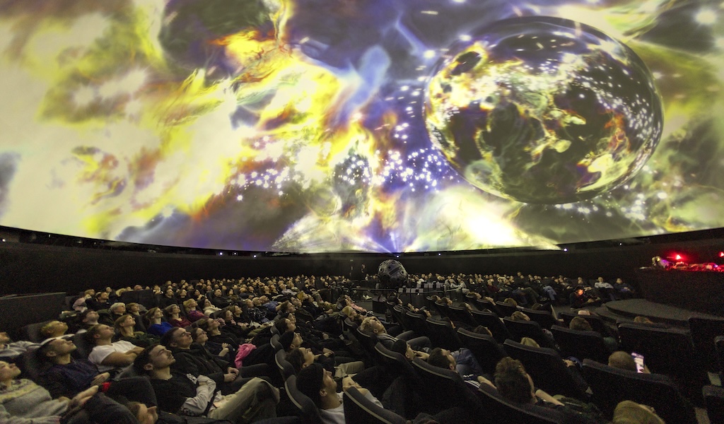 Premiere Techno-Fotografie-Reihe "Electric Lights – Women in Electronic Music" mit Fotografin und DJ Katja Ruge am Dienstag, dem 18. Februar 2025 im Zeiss-Großplanetarium an der Prenzlauer Allee 80, 10405 Berlin.