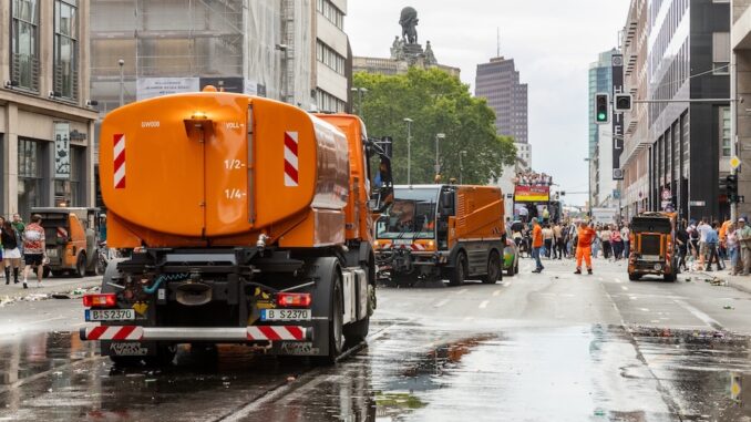 BSR-Einsatzfahrzeuge reinigen nach CSD Fahrbahn_HD © BSR_Amin Akhtar