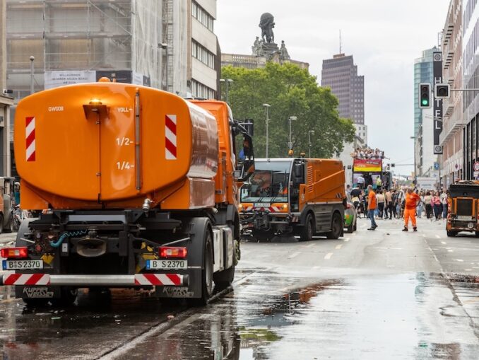 BSR-Einsatzfahrzeuge reinigen nach CSD Fahrbahn_HD © BSR_Amin Akhtar