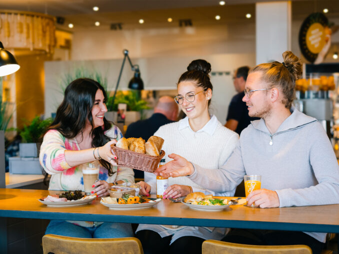 Frische Brötchen für zuhause oder entspannt frühstücken im Bäckerei-Café - die Gäste von Junge haben die Qual der Wahl. / Bildquelle: Junge Die Bäckerei.