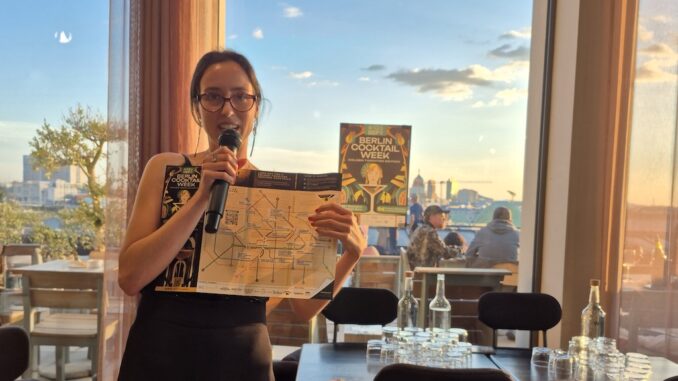 Organisatorin Medea erklärt anhand der Karte, wo in Berlin die teilnehmenden Bars zu finden sind. / Foto: ©pegü