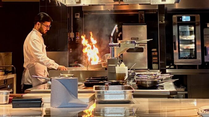 Offene Flamme in der offenen Grillküche im Marriott Midtown Grill 2026