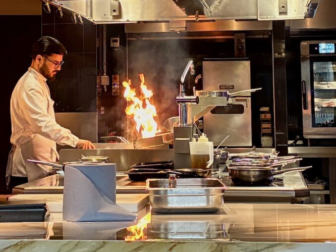 Offene Flamme in der offenen Grillküche im Marriott Midtown Grill 2026