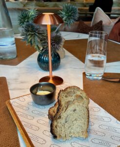 Sauerteigbrot mit gesalzener Butter als Vor-Vorspeise.