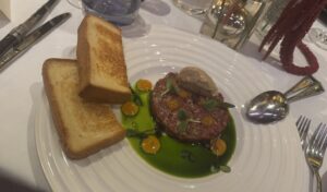 Knochenmark, pochierte Auster, Rindertartar, Eigelb, dazu hausgemachtes Brioche.
