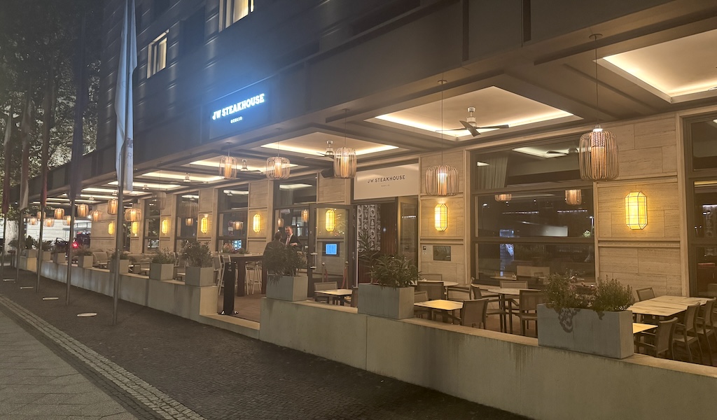 Terrasse und Eingang JW Steakhouse in der Stauffenbergstraße Berlin