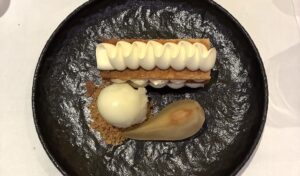 Vanille-Birnen-Millefeuille mit Mandel-Crumble ud Zitronensorbet.
