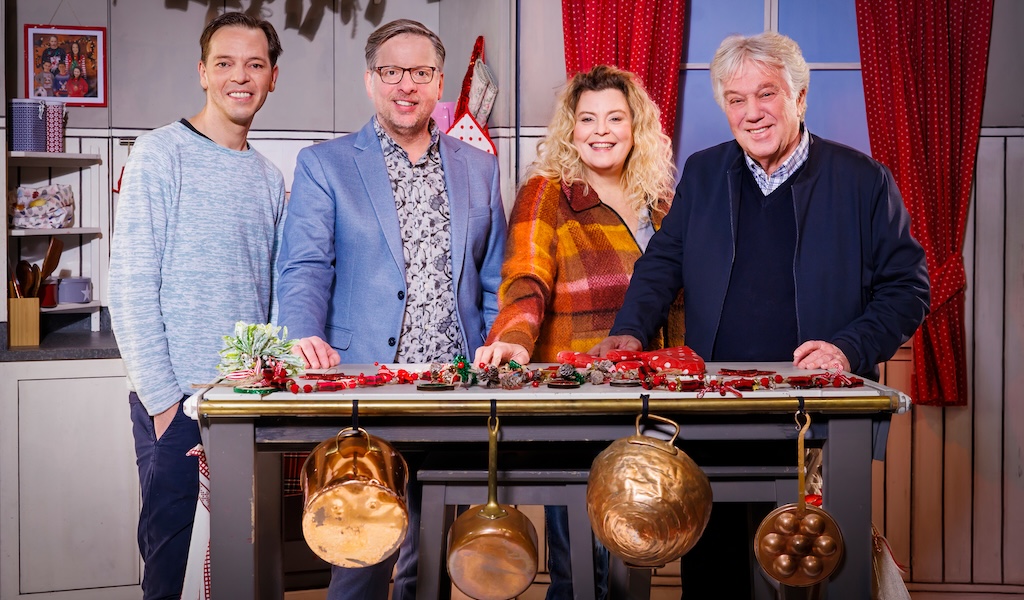 Das Team der Weihnachtsbäckerei: Benjamin Zobrys (Schauspieler und Choreograf), Martin Lingnau (Komposition + künstl. Leiter Schmidt-Bühnen), Carolin Spieß (Regisseurin Schmidt-Kindertheater) und Rolf Zuckowski (Komponist, Musikproduzent und Autor). / Bildquelle: Morris Mac Matzen/mmacm.com für TIVOLI