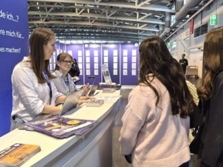 Einstieg-Messe: Besucher informieren sich an einem Messestand.