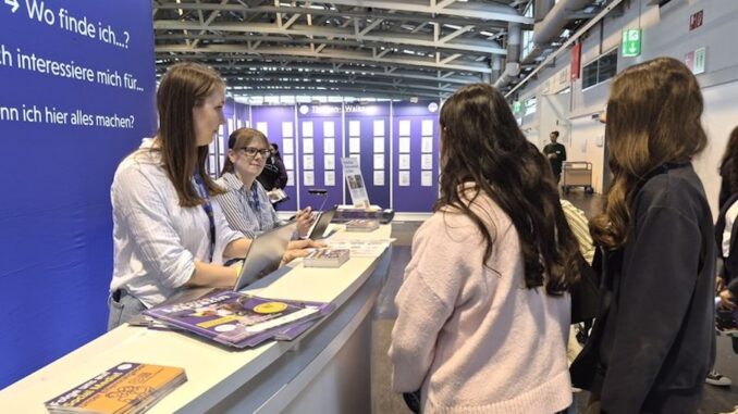 Einstieg-Messe: Besucher informieren sich an einem Messestand.